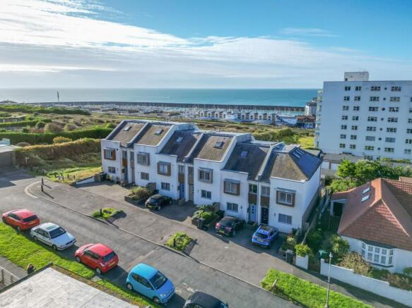 4 bed property, in Cliff Road, £635,000