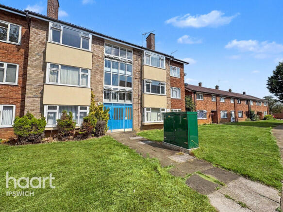 2 bed property, in Defoe Road, £125,000