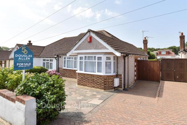2 bed property, in Ascot Gardens, £450,000