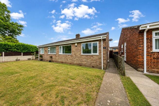 2 bed property, in Elm Tree Walk, £220,000