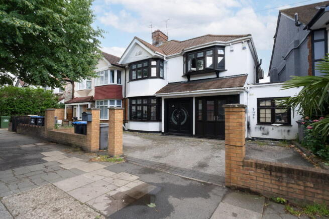 4 bed property, in Park Avenue North, £995,000