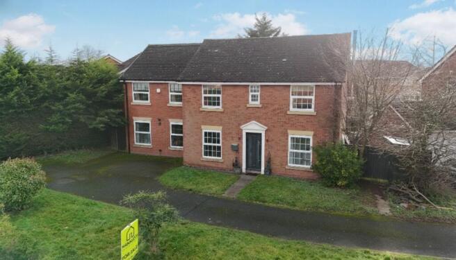 5 bed property, in Glovers Way, £425,000