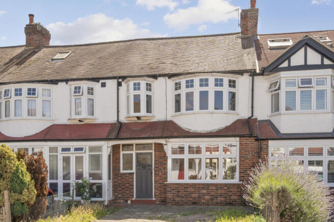 3 bed property, in Meadow Close, £675,000