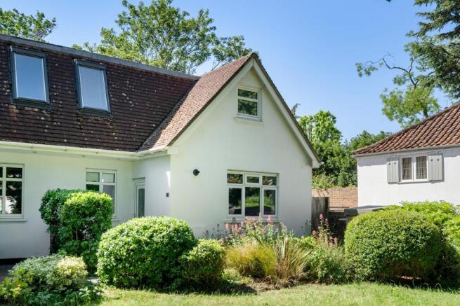 2 bed property, in Mercer Close, £800,000