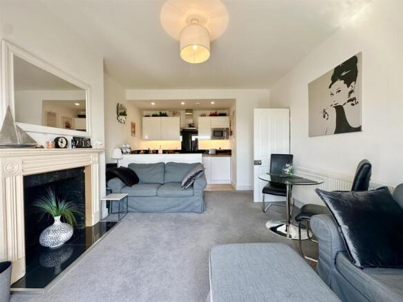 2 bed property, in Wickham Avenue, £225,000