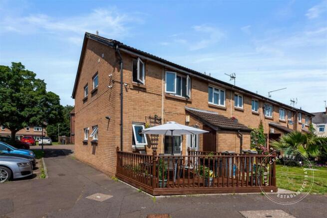 1 bed property, in Limeslade Close, £135,000