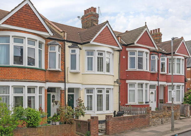 3 bed property, in Lynwood Road, £800,000