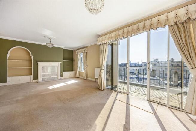 2 bed property, in Queens Parade, £375,000