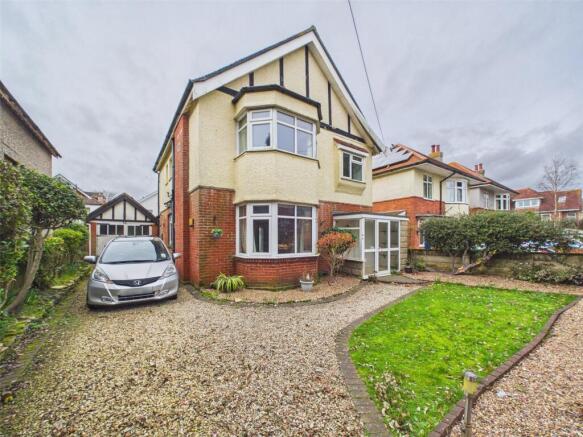 4 bed property, in Grand Avenue, £775,000