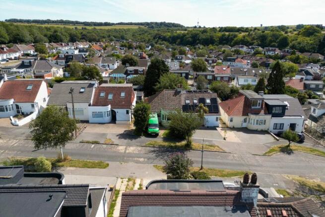 2 bed property, in Kenmure Avenue, £375,000