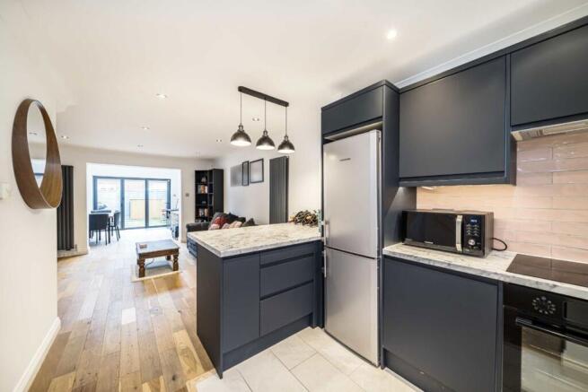 2 bed property, in Riverdale Drive, £800,000