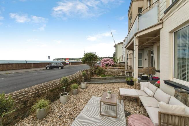 2 bed property, in East Walk, £180,000