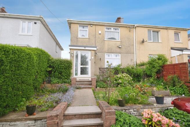 3 bed property, in Warwick Road, £180,000