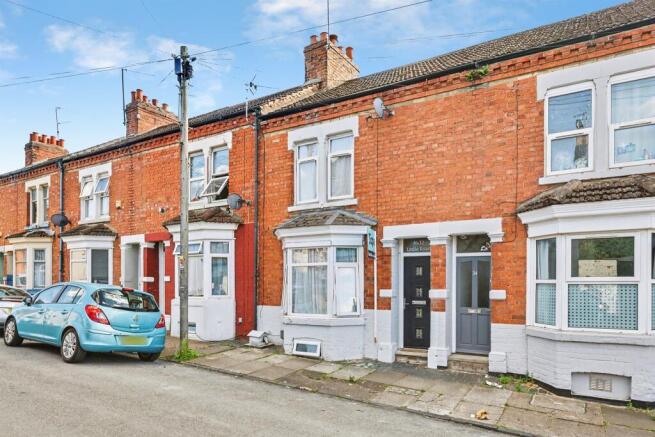2 bed property, in Leslie Road, £190,000