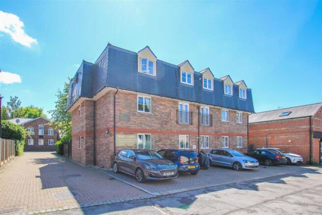 1 bed property, in Gresham Close, £220,000