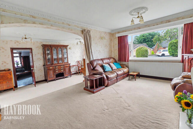 3 bed property, in 8 Moorgreen Close, £295,000