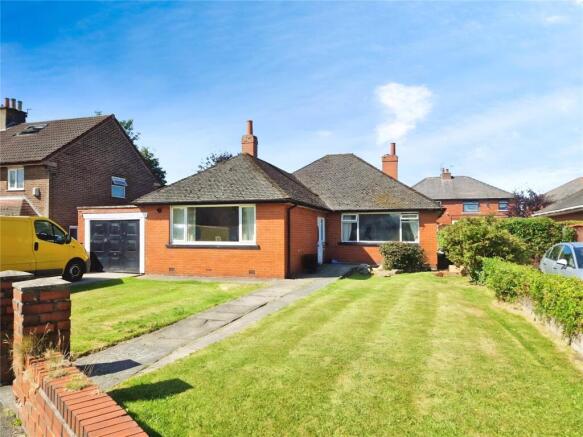4 bed property, in Holcombe Crescent, £260,000