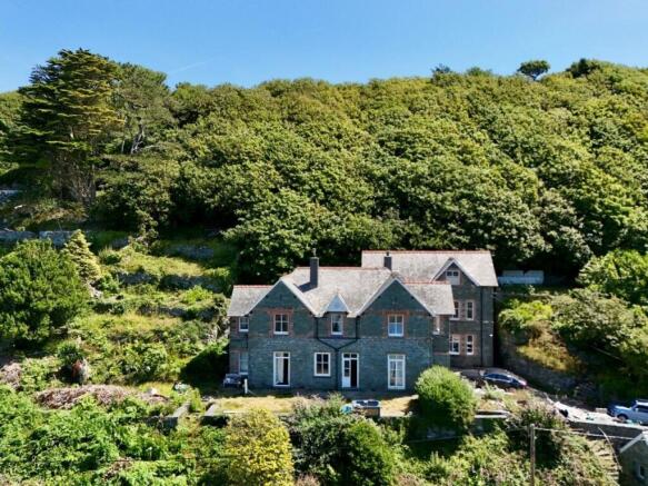 5 bed property, in Allt Fawr, £300,000