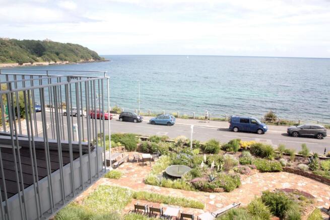 2 bed property, in Cliff Road, £500,000