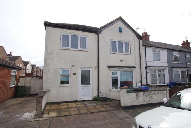 2 bed property, in Freeston Street, £70,000