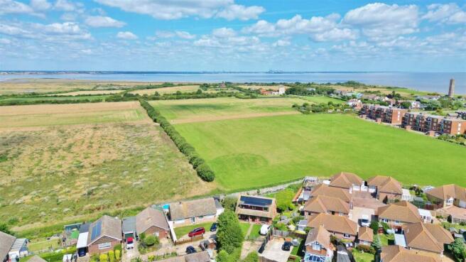 4 bed property, in Third Avenue, £465,000