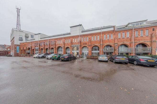 2 bed property, in Electric Wharf, £130,000