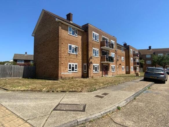 2 bed property, in Beaumont Crescent, £259,950