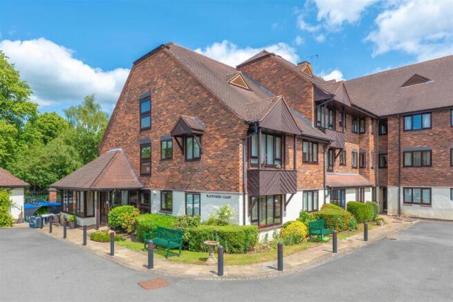 1 bed property, in Chestnut Walk, £50,000