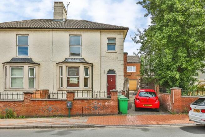 5 bed property, in Bentinck Road, £400,000