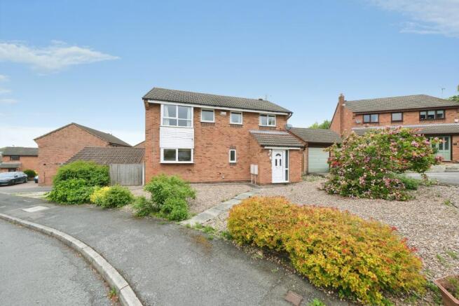 4 bed property, in Moulton Close, £290,000