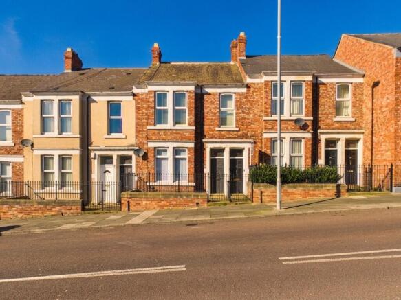 2 bed property, in Whitehall Road, £70,000
