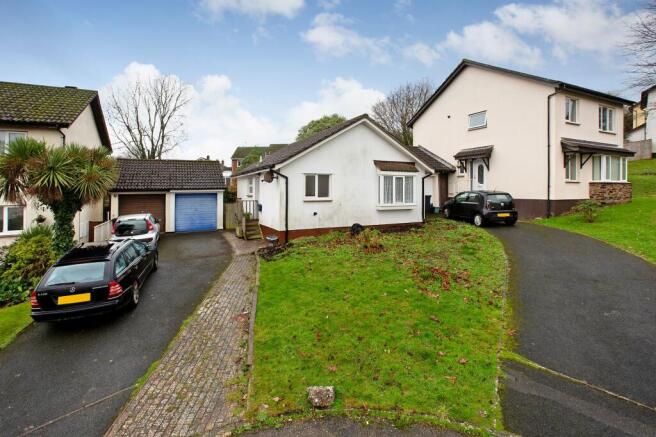 2 bed property, in Moor View Drive, £250,000