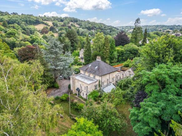 7 bed property, in Inchbrook Hill, £1,395,000