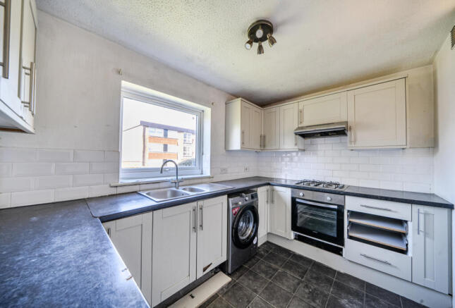 2 bed property, in Avenue Road, £260,000