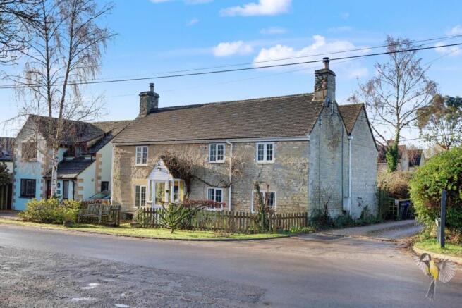 5 bed property, in Sawyers Hill, £625,000