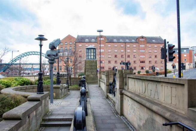 2 bed property, in Milk Market, £160,000