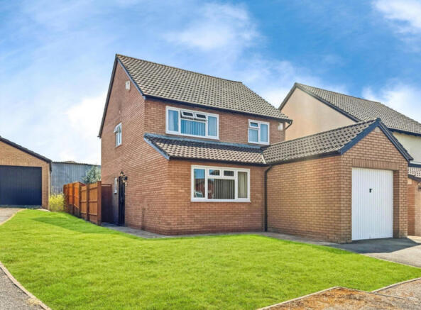 4 bed property, in Barn Owl Way, £540,000