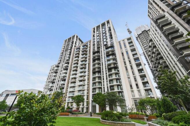 2 bed property, in Fountain Park Way, £995,000