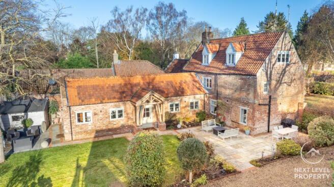 4 bed property, in Main Road, £600,000