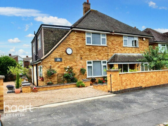 4 bed property, in Garland Crescent, £525,000