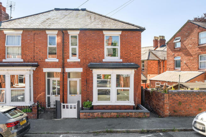3 bed property, in Stewart Road, £200,000