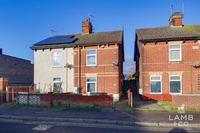 2 bed property, in Old Road, £165,000