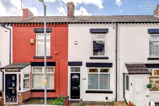 2 bed property, in Catherine Street West, £150,000