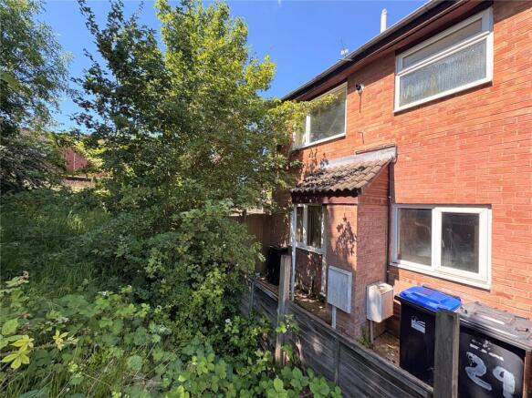 2 bed property, in St Johns Close, £110,000