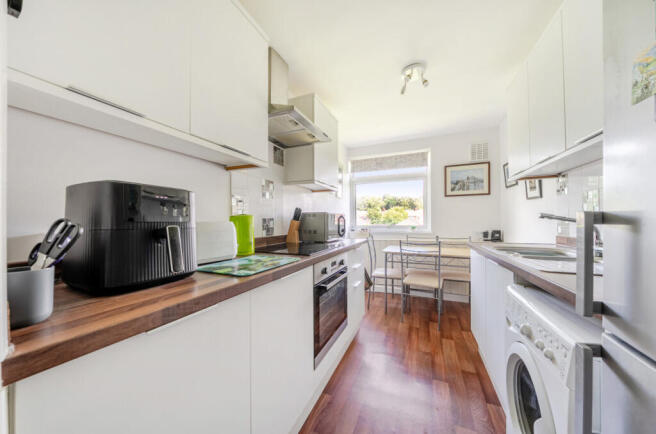 1 bed property, in Redlands Lane, £160,000