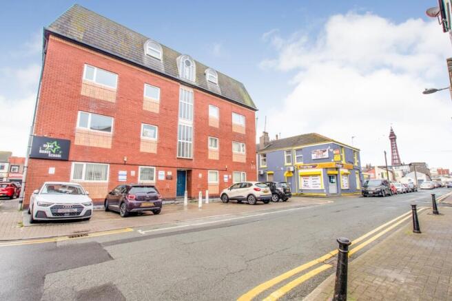 1 bed property, in Singleton Street, £40,000