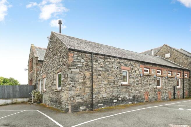 2 bed property, in Station Road, £190,000