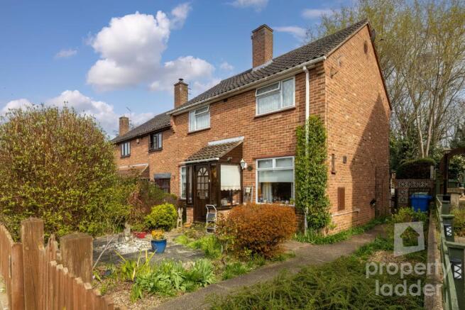 3 bed property, in Maple Drive, £240,000