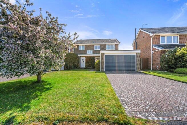 4 bed property, in Priory Close, £475,000