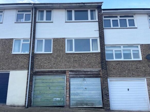 3 bed property, in Stour Close, £210,000